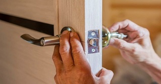 Установка и замена дверной ручки в Холмске от 277 руб. – Мастер24, монтаж фурнитуры, недорого