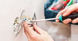Электромонтажные работы в Холмске от Мастер24 — электромонтаж под ключ, цены от 1643 руб., заказать услуги